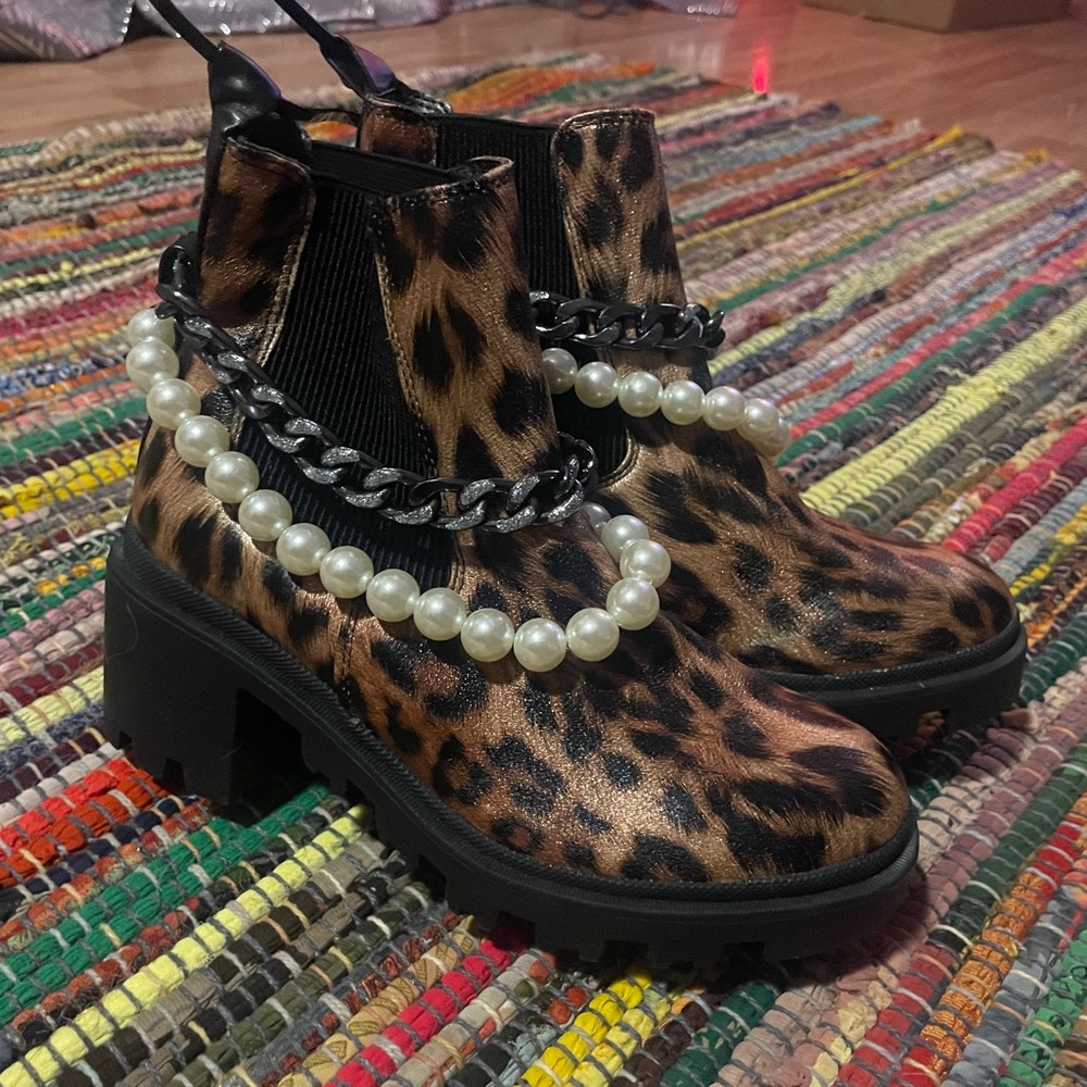 Betsey Johnson, Leopard Print Block Heel Booties New size 6